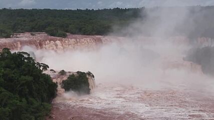 Рекорд: Водата на водопадите Игуасу увеличи нивото си 16 пъти (ВИДЕО)
