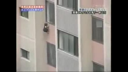 Момиче пада от 6 - етаж 