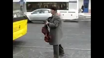 Луд руснак спира автобус с калашник