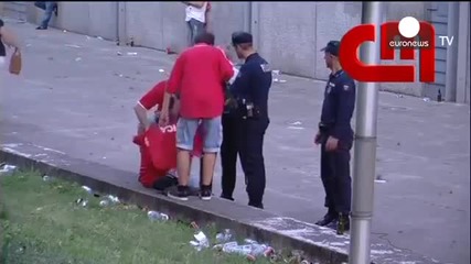 Полицай преби футболен фен с палка пред очите на сина му