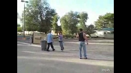 Пич изхвърля приятлеката си в контейнер за боклук