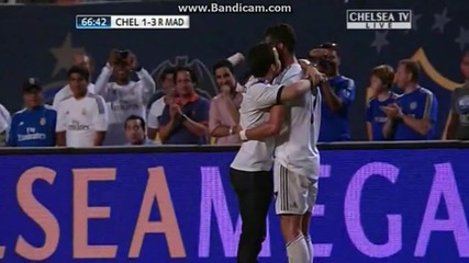 Фен нахлува на терена и прегръща Кристиано Роналдо | 08.06.2013