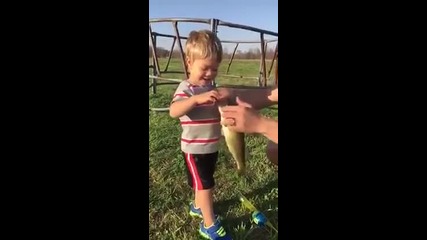 Малко момченце хваща първия си голям улов!