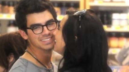 Jemi Kissing (demi lovato and joe jonas)