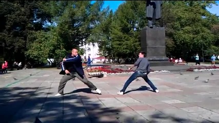 Улична битка с гълаби в Русия (много Смях)
