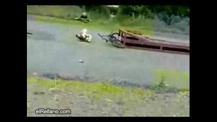 Малко дете се опитва да скочи от рампа с колело