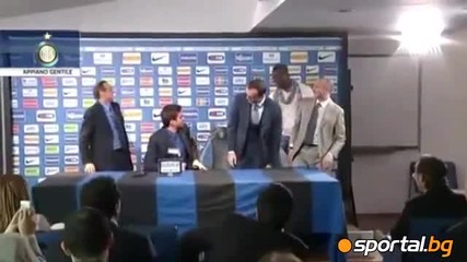 Балотели се появи на пресконференцията на треньор на Интер