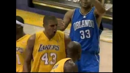 Lamar Odom забива през Dwight Howard 
