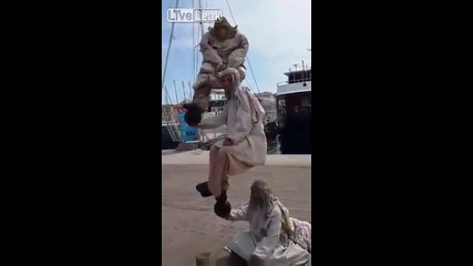 Уникaлна жива статуя в Мароко