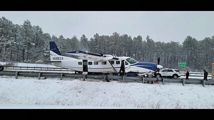 Самолет кацна аварийно на магистрала в САЩ (ВИДЕО)