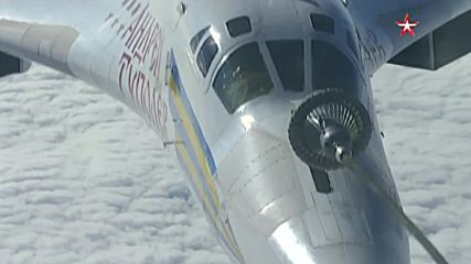 Презареждане на Ту-160 във въздуха