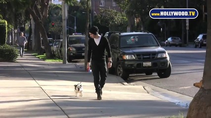 Joe Jonas разхожда Winston