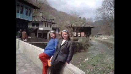 Ники, Тани, Деби и малката Симона