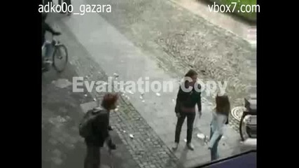 Влюбени Младежи Вдигат Скандал на Улицата