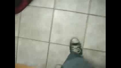 голям смях !!! жена пада по стьлбите