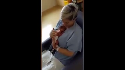 Вижте майката, която за първи път държи нейното преждевременно родено бебе