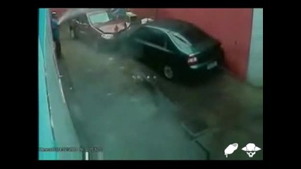 Жена Шофьор Влиза В Автомивка