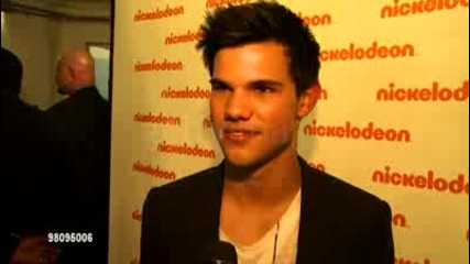 Taylor Lautner Kid s Choice Awards 2010 - Backstage Audience Interview 