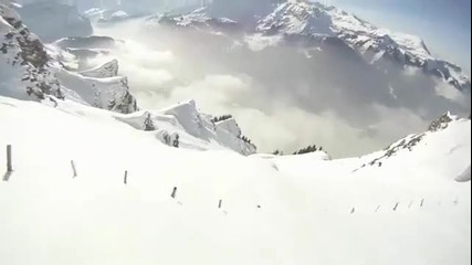 Екстремно и вълнуващо зимно ски спускане с парашут!