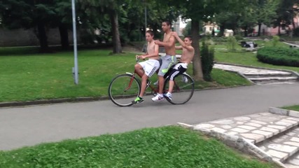руска машина в парка в Разлог