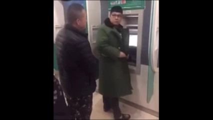Най-ефектния начин за защита на пин код от чакащи пред банкомат