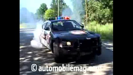 Полицая С Патрулката Показва Як Burnout