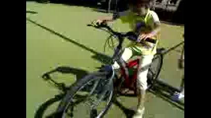 Таня се учи да кара колело