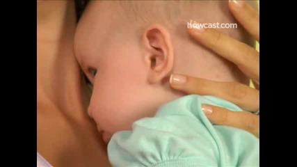 Как да държим и подадем новородено (howcast.com)