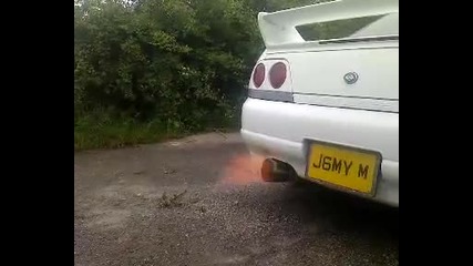 Пламтящ ауспух от Nissan skyline