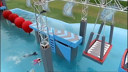Wipeout мъж си заклещва главата в дебелана!