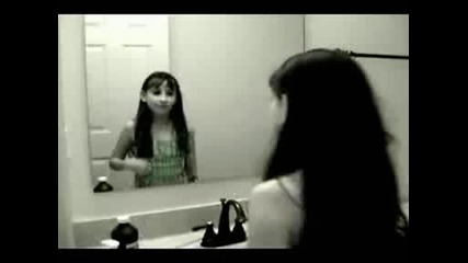 Смях Момиче Се Гледа В Огледалото