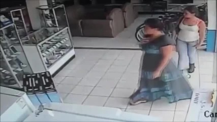 Жена краде телевизор, скрива го под полата си