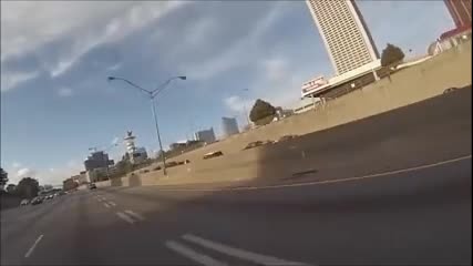 Моторист бяга от полицията по магистралата.