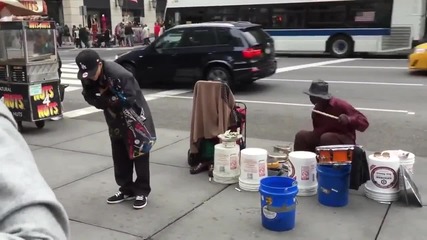 Страхотен танцьор танцува до уличен музикант в Ню Йорк