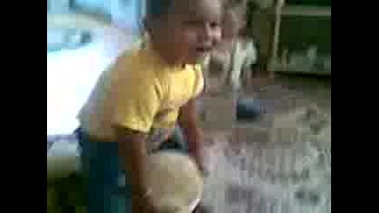 Дете Си Играе С Мече