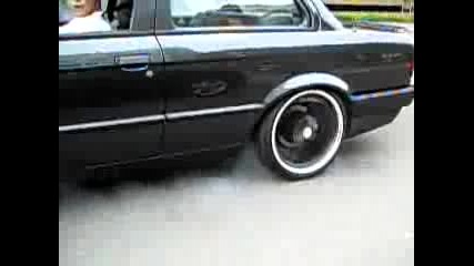 Bmw E30 318is Burnout in Amersfoort at the Trafficlights.flv
