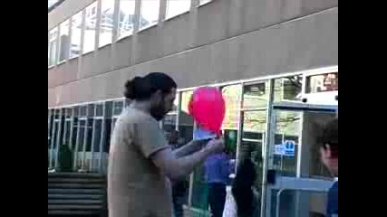 Колко ли балона останаха цели? (смях) 