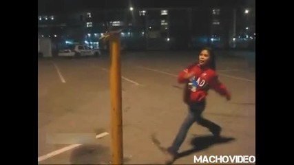 смешен удар на момиче 