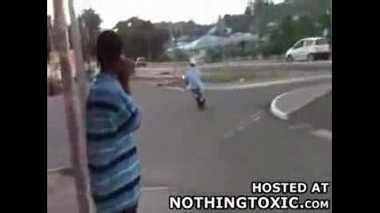 Момче се блъска в ограда със скутер 
