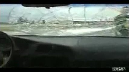 Момче чупи прозорец на кола 