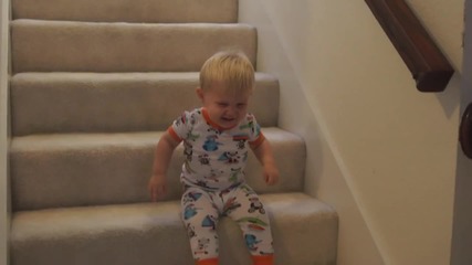 Бебе слиза необичайно по стълбите!