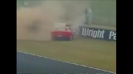 Ferrari Се Блъска Злобно В Преграда