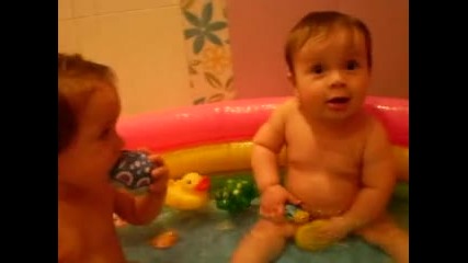 Близнаци се къпят в банята :)