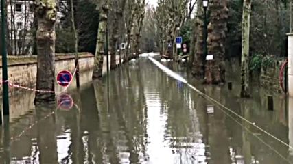 Тийнейджър кара уейкборд по наводнена улица в Париж