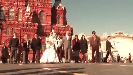 Булка пада на сватбената снимка
