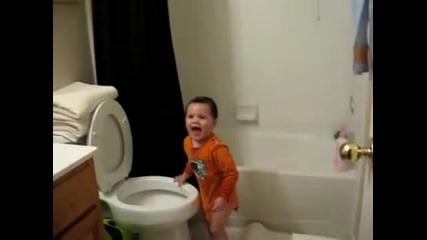 Дете си мие главата в тоалетна !