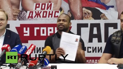 Russia: Boxer Roy Jones Junior signs citizenship request