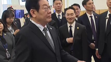 "Изключително поласкан съм": Президентът на Южна Корея се здрависа с китайски хуманоиден робот (ВИДЕ