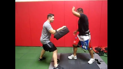 Mark Munoz тренира колената си 