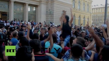 Hungary: Migrants protest outside Budapest rail station